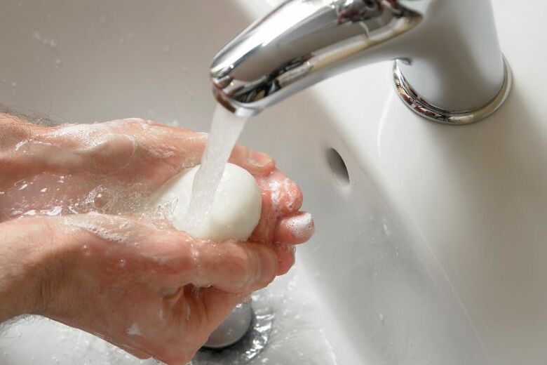 rửa tay bằng xà phòng để phòng chống giun