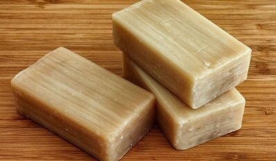 xà phòng giặt để làm sạch cơ thể của ký sinh trùng