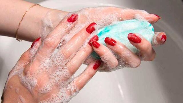 rửa tay bằng xà phòng để phòng nhiễm giun
